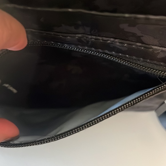 BAGGALLINI New Classic Go Bagg - Onyx Floral - includes RFID phone wristlet. - Picture 15 of 16